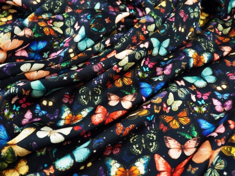 czarna wiskoza w drobne, kolorowe motyle gęsto rozmieszczone