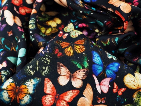 czarna wiskoza w drobne, kolorowe motyle gęsto rozmieszczone