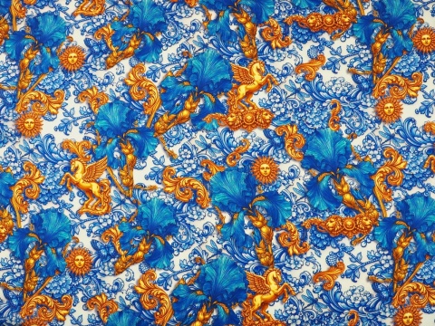 wiskoza w niebieskie irysy i roślinne ornamenty oraz złote słońca i pegazy na białym tle