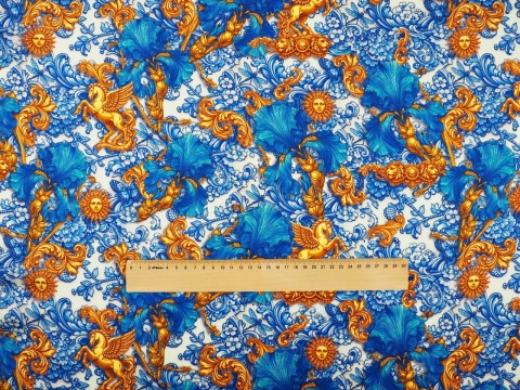 wiskoza w niebieskie irysy i roślinne ornamenty oraz złote słońca i pegazy na białym tle