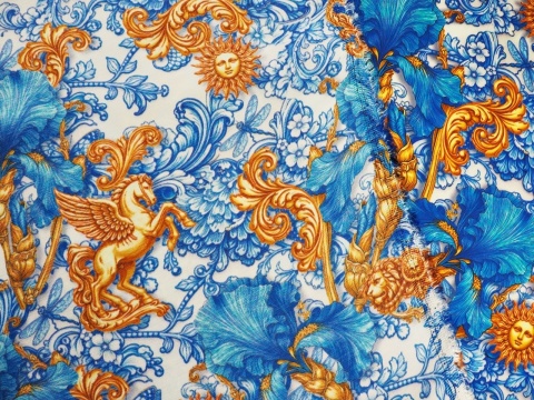 wiskoza w niebieskie irysy i roślinne ornamenty oraz złote słońca i pegazy na białym tle