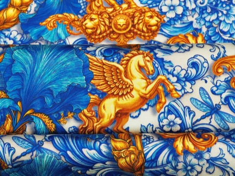 wiskoza w niebieskie irysy i roślinne ornamenty oraz złote słońca i pegazy na białym tle