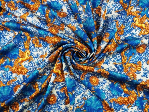 wiskoza w niebieskie irysy i roślinne ornamenty oraz złote słońca i pegazy na białym tle