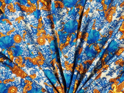 wiskoza w niebieskie irysy i roślinne ornamenty oraz złote słońca i pegazy na białym tle