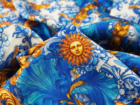 wiskoza w niebieskie irysy i roślinne ornamenty oraz złote słońca i pegazy na białym tle