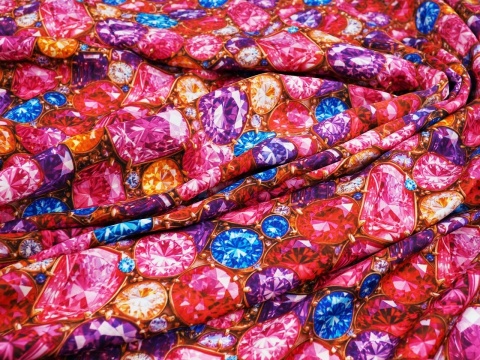 satynowana wiskoza w gęste klejnoty