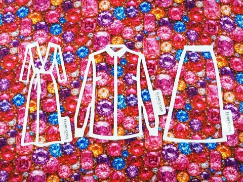 satynowana wiskoza w gęste klejnoty