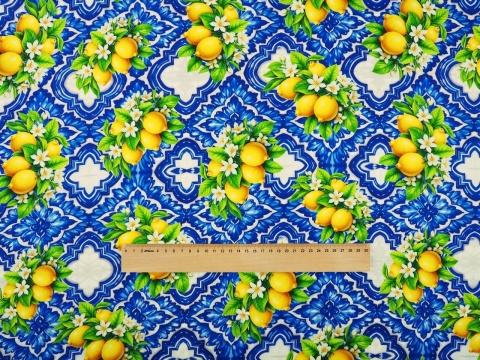 wiskoza w niebieskie kafle i żółte cytryny
