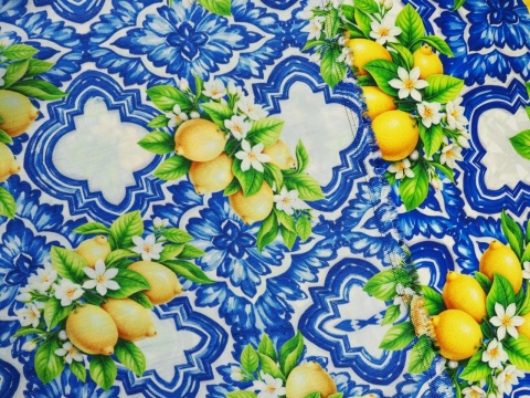 wiskoza w niebieskie kafle i żółte cytryny
