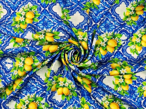 wiskoza w niebieskie kafle i żółte cytryny