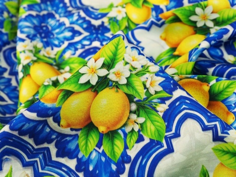 wiskoza w niebieskie kafle i żółte cytryny