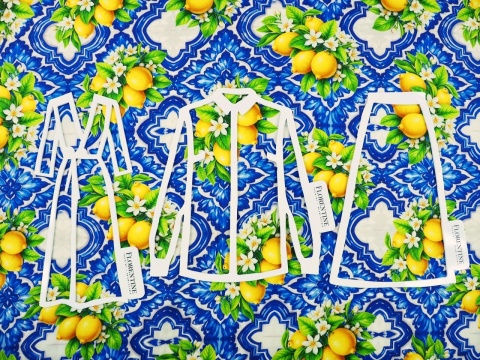 wiskoza w niebieskie kafle i żółte cytryny