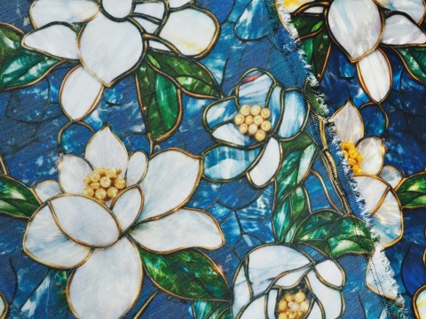 wiskoza w witrażowe kwiaty na niebieskim tle