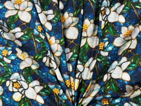 wiskoza w witrażowe kwiaty na niebieskim tle