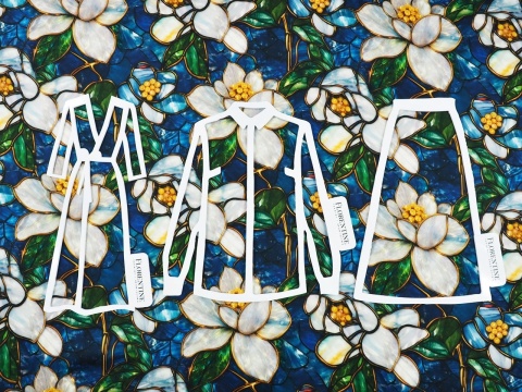 wiskoza w witrażowe kwiaty na niebieskim tle