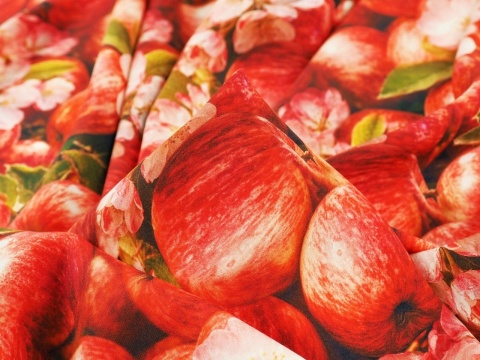 jedwab w gęste, czerwone jabłka oraz różowe kwiaty jabłoni