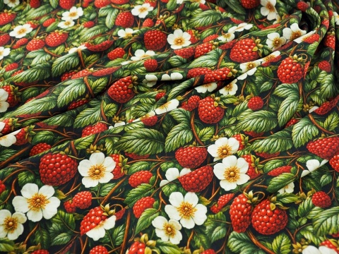 jedwab w czerwone maliny, białe kwiaty i zielone liście