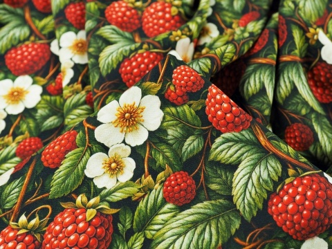 jedwab w czerwone maliny, białe kwiaty i zielone liście