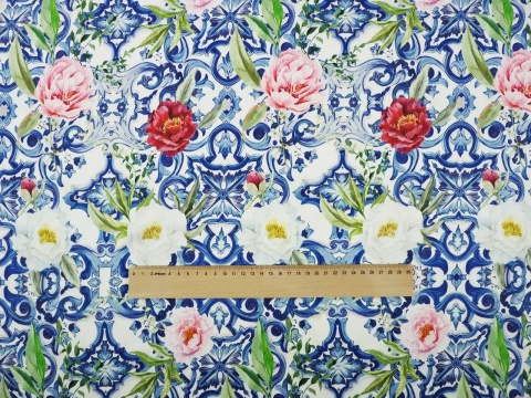 jedwab w peonie oraz gęste, niebieskie ornamenty