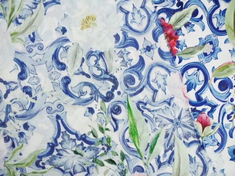 jedwab w peonie oraz gęste, niebieskie ornamenty