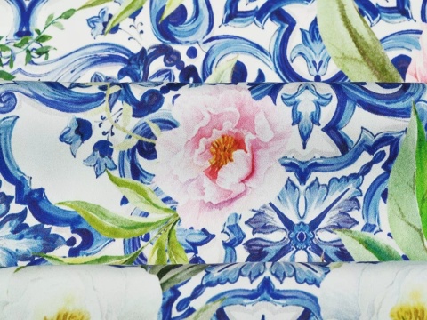 jedwab w peonie oraz gęste, niebieskie ornamenty