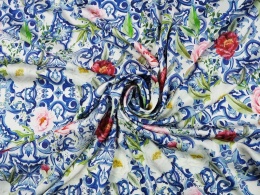 jedwab w peonie oraz gęste, niebieskie ornamenty
