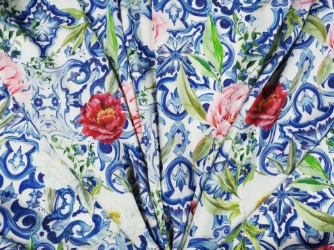 jedwab w peonie oraz gęste, niebieskie ornamenty