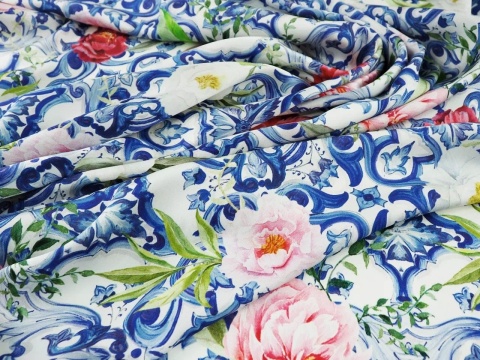 jedwab w peonie oraz gęste, niebieskie ornamenty