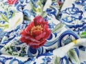 jedwab w peonie oraz gęste, niebieskie ornamenty