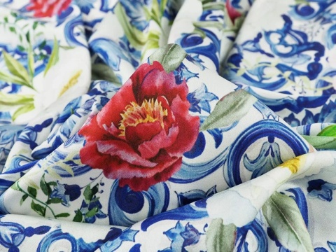 jedwab w peonie oraz gęste, niebieskie ornamenty