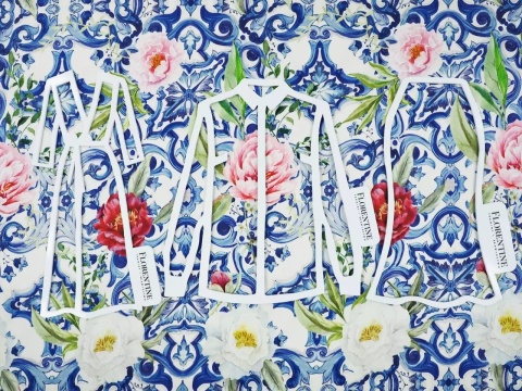 jedwab w peonie oraz gęste, niebieskie ornamenty