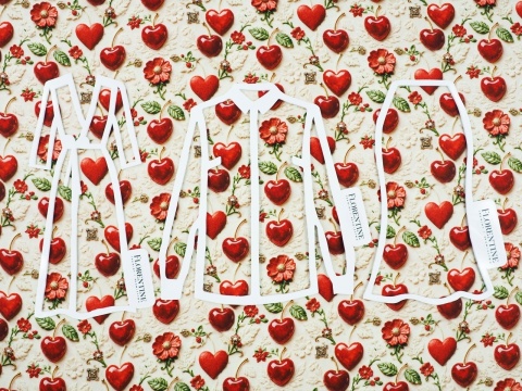 jedwab w wiśnie i serduszka na jasnym tle