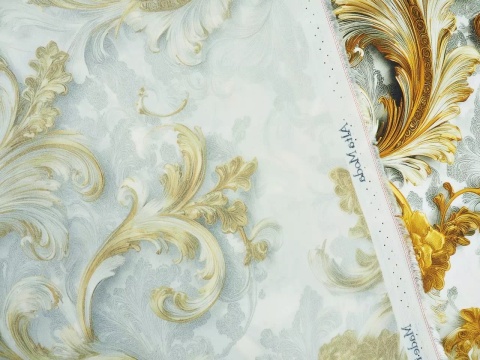 jedwab w złote ornamenty na białym tle