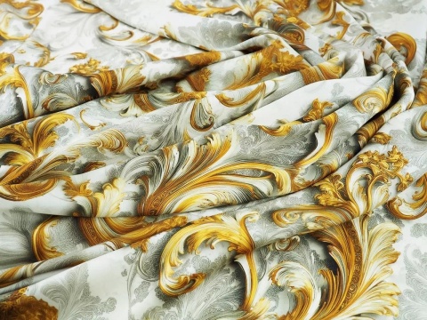 jedwab w złote ornamenty na białym tle