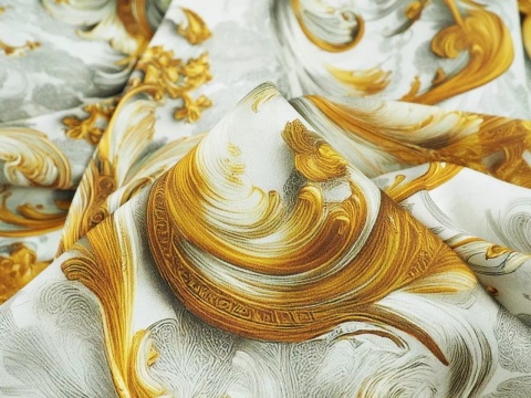 jedwab w złote ornamenty na białym tle