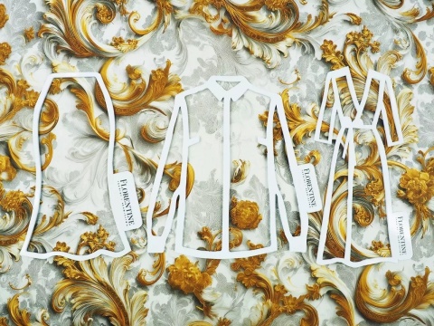 jedwab w złote ornamenty na białym tle