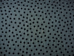 czarny jedwab w czarne, welurowe groszki