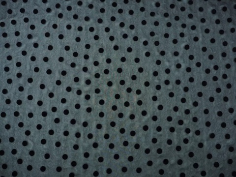 czarny jedwab w czarne, welurowe groszki