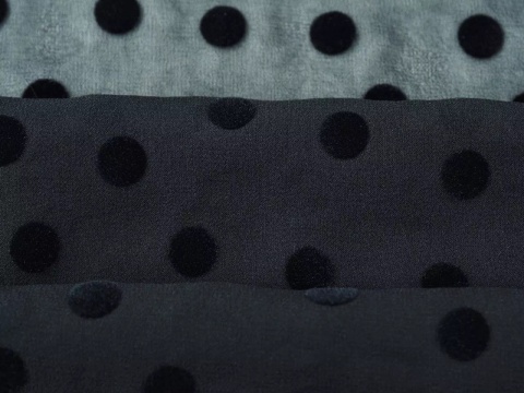 czarny jedwab w czarne, welurowe groszki