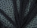 czarny jedwab w czarne, welurowe groszki