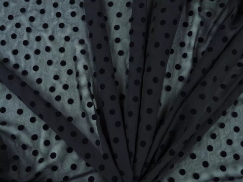 czarny jedwab w czarne, welurowe groszki