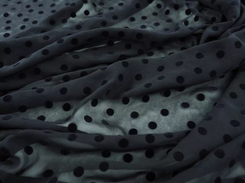 czarny jedwab w czarne, welurowe groszki