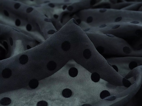 czarny jedwab w czarne, welurowe groszki