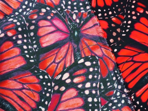 wiskoza w duże, czerwone motyle