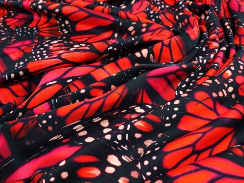 wiskoza w duże, czerwone motyle