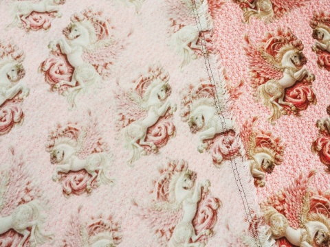 wiskoza w pegazy na różowym tle w perełki