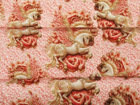 wiskoza w pegazy na różowym tle w perełki