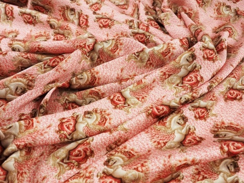 wiskoza w pegazy na różowym tle w perełki