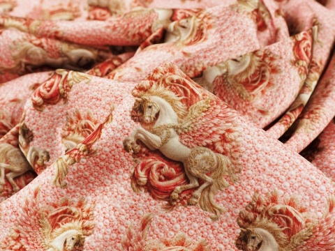 wiskoza w pegazy na różowym tle w perełki