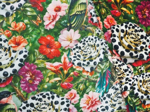 wiskoza w kolorowe kwiaty i ptaki na zielonym tle